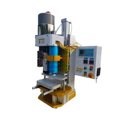 Low-pressure encapsulation injection molding machine